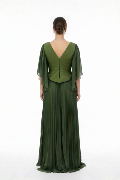 فستان سهرة بمقاسات كبيرة مزين بحجر الزيتون ومطوي